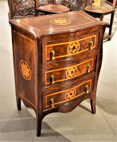 Petite commode galbée